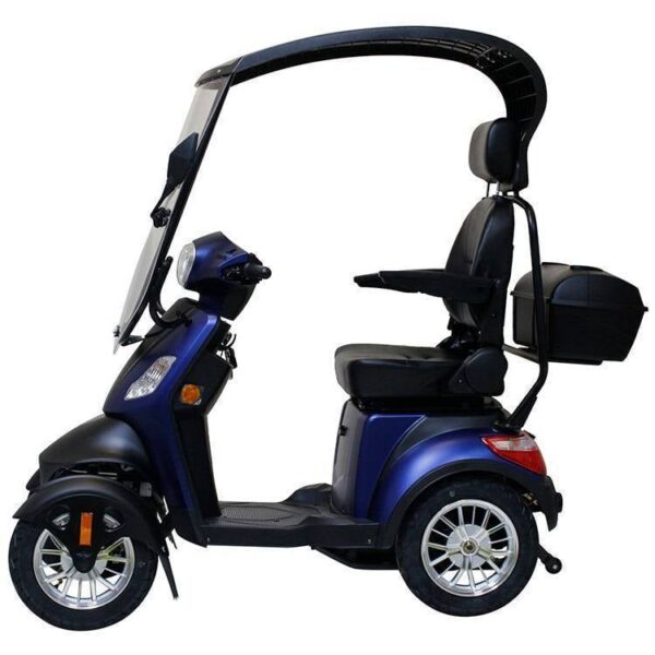 Een zijaanzicht van de For Motion City Cruiser scootmobiel toont een blauwe driewieler met een kap, armleuningen en opbergvak aan de achterkant op een witte achtergrond.