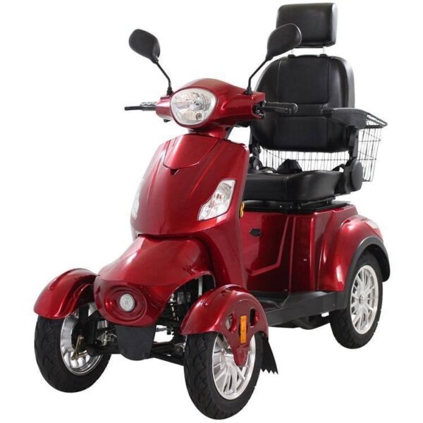 De For Motion City Cruiser scootmobiel met motorrem heeft een strak, modern design in de kleur rood, met vier wielen, een zwarte, gevoerde zitting met hoofdsteun, koplamp, achteruitkijkspiegels en een metalen mandje aan de achterkant.