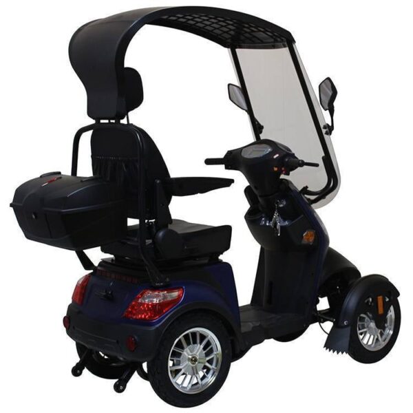 De For Motion City Cruiser scootmobiel met motorrem is een driewielige scootmobiel met een dakkap, windscherm, opbergruimte achterin, zijspiegels, comfortabel zadel en stuurgrepen voor verbeterde mobiliteit en bescherming tegen weersinvloeden.