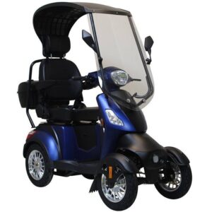 De For Motion City Cruiser scootmobiel met motorrem is een blauw-zwarte vierwielige scootmobiel met een transparant windscherm, dakluifel, opbergruimte achterin, hoge stoel en zijspiegels.