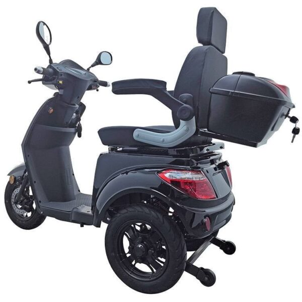 De For Motion One snelle 3-wiel scootmobiel in de kleur zwart is voorzien van een gevoerde zitting met armleuningen en rugleuning, twee achteruitkijkspiegels, een opbergvak aan de achterkant en drie stevige banden voor stabiliteit.