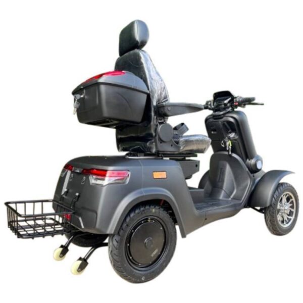 De De snelste scootmobiel van Nederland, For Motion Forty-5, is een zwarte driewielige scootmobiel met een gewatteerde zitting en rugleuning, met stuur om te sturen. Inclusief een opbergvak achterin en een draadmand, afgebeeld op een witte achtergrond.