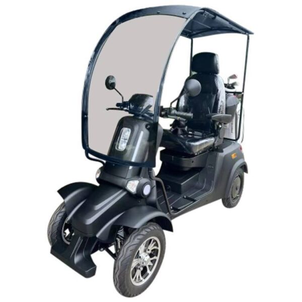 De snelste scootmobiel van Nederland - For Motion Forty-5 is een zwarte, driewielige scootmobiel met een transparante kap voor bescherming tegen weersinvloeden, een gevoerde zitting, zijspiegels en een stuur met bedieningsknoppen. Deze is ontworpen voor een betere toegankelijkheid en meer comfort.