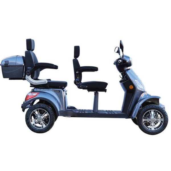 De For Motion Fast DUO scootmobiel is een zilverkleurige, tweezits scootmobiel met vier wielen, opbergruimte achterin, armleuningen bij elke zitplaats, spiegels op het stuur en een open design voor gemakkelijke toegang.