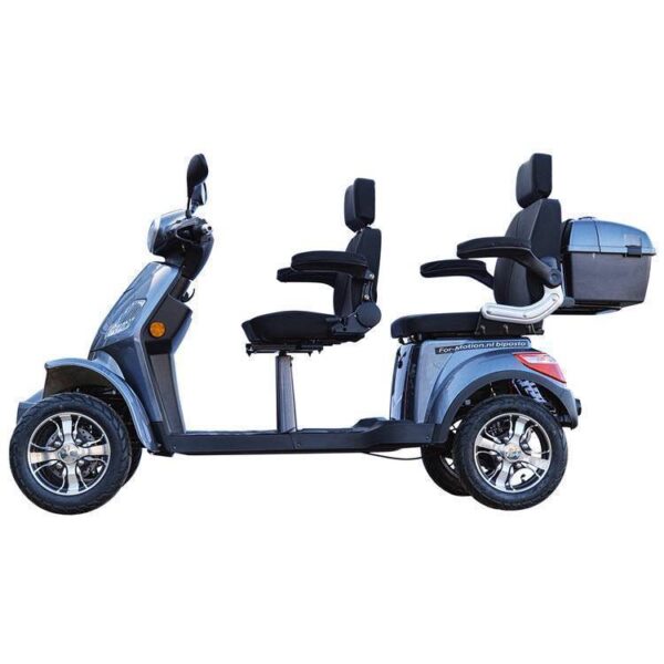 De For Motion Fast DUO scootmobiel is een blauwe, tweezits scootmobiel met voor- en achterzitplaatsen. Hij heeft vier wielen, gebogen stuur, een opbergbox en biedt een modern, strak design voor comfortabel vervoer.