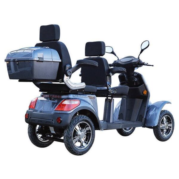 De For Motion Fast DUO scootmobiel voor 2 personen is een grijze, vierwielige scootmobiel die is ontworpen voor comfort en toegankelijkheid, met twee zachte zittingen, een opbergvak achterop, zijspiegels, stuur en grote banden.