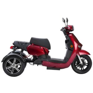 Een zijaanzicht van de For Motion Trion, een rode elektrische 3-wiel scooter met een zwarte zitting en zilveren wielen. Uitgerust met spiegels en richtingaanwijzers op het stuur, heeft deze scooter een strak, modern design dat ideaal is voor stedelijk vervoer.