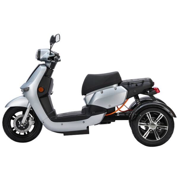 De For Motion Trion, een gestroomlijnde zilveren elektrische scooter met een zwarte zitting en oranje kabels, heeft achterwielaandrijving, spiegels en een compact frame. Hij is van opzij te zien tegen een witte achtergrond.