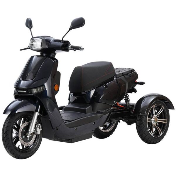 De For Motion Trion - Snelste 3 wiel scootmobiel is een strakke zwarte, driewielige elektrische step met een modern design, voorzien van een grote koplamp, spiegels op beide sturen en comfortabele zitting. Hij wordt getoond op een witte achtergrond.