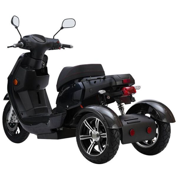 De For Motion Trion is een zwarte, gestroomlijnde, driewielige elektrische scooter met spiegels, een comfortabele stoel en grote achterwielen. Hij is afgebeeld vanaf de achterkant op een witte achtergrond.