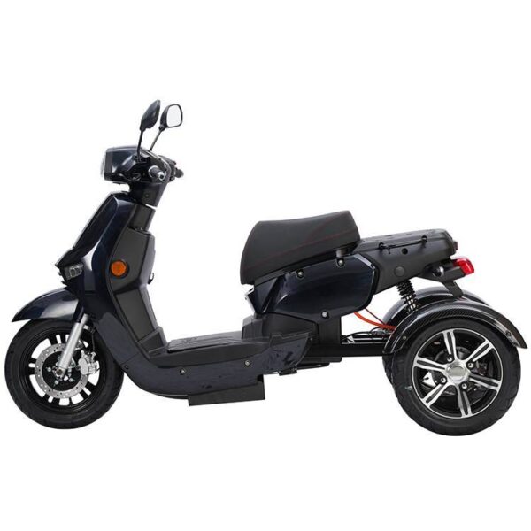 Zijaanzicht van de For Motion Trion - Snelste 3 wiel scootmobiel, een strakke, zwarte driewielige elektrische scooter met minimalistisch design. Kenmerken zijn onder andere een zadel, stuur met spiegels en zichtbare vering, alles tegen een witte achtergrond.