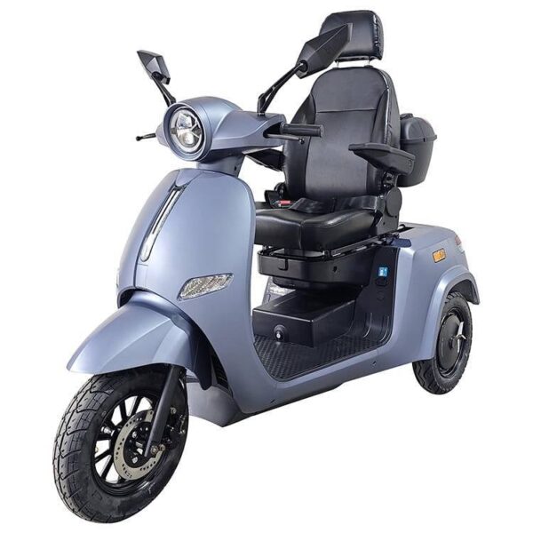 Maak kennis met de For Motion Triflex, een strakke en moderne lichtblauwe scootmobiel. Hij beschikt over een comfortabele zwarte zitting met rugleuning, drie wielen voor stabiliteit, een koplamp, spiegels en een opbergvak aan de achterkant, allemaal in een stijlvol retro-ontwerp.