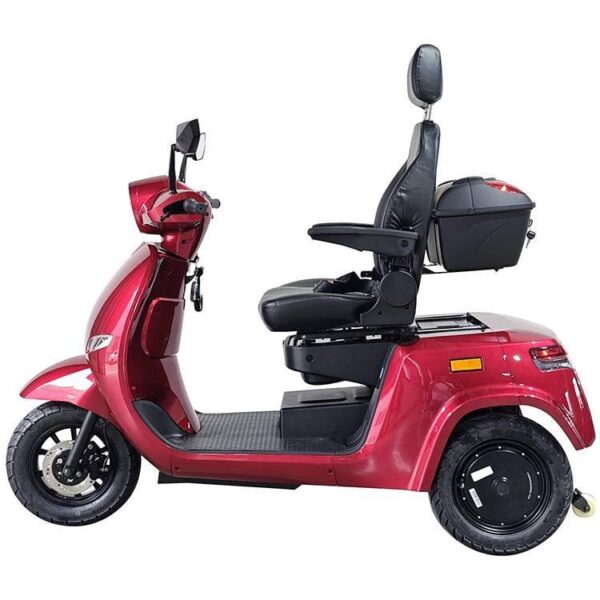 De For Motion Triflex is een rode, driewielige scootmobiel met zwarte leren zitting, een rugleuning en een opbergvak aan de achterkant (van opzij gezien).