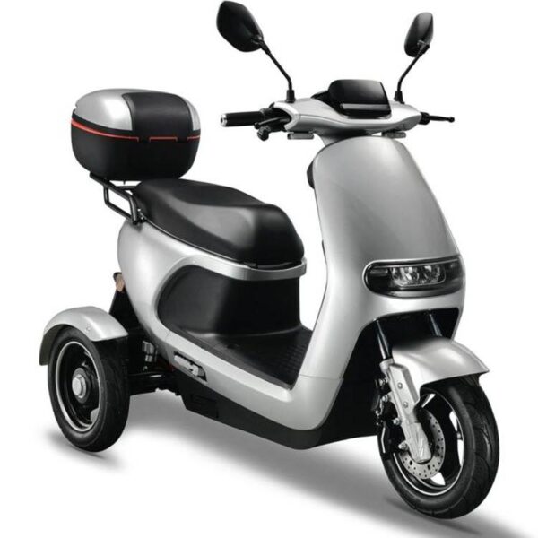 De IVA TR3 2.0 driewiel scootmobiel is een zilveren elektrische scooter met een zwarte zitting en topkoffer, voorzien van twee spiegels, een koplamp en een strak design, perfect voor woon-werkverkeer in de stad.