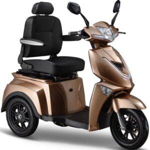 De IVA z1000 Scootmobiel is een bronzen driewielige scootmobiel met een comfortabele zitting, armleuningen en stuur. Het heeft een modern design met koplampen en spiegels voor verbeterde mobiliteit en gemak.