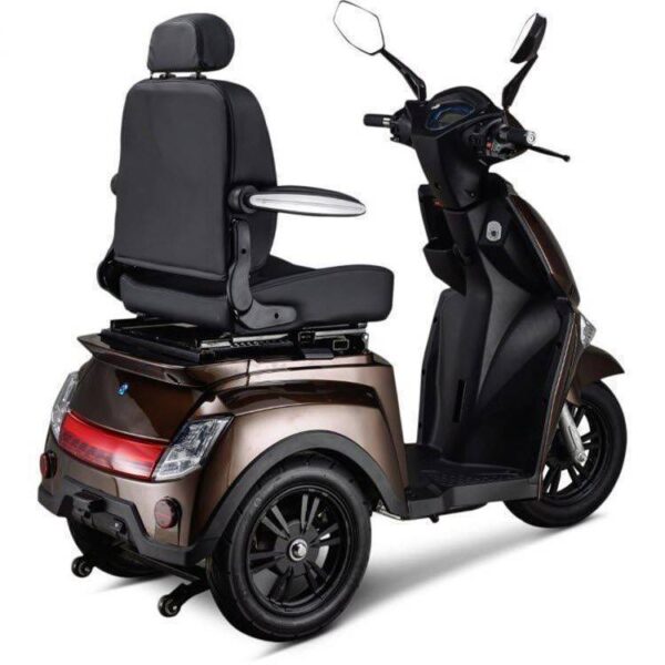 De IVA z1000 Scootmobiel is een vierwielige scootmobiel met een stevig ontwerp, met een hoge rugleuning, armleuningen, zijspiegels en een strakke zwarte afwerking. Hij is uitgerust met grote wielen en achterlichten om veiligheid en stabiliteit te garanderen.