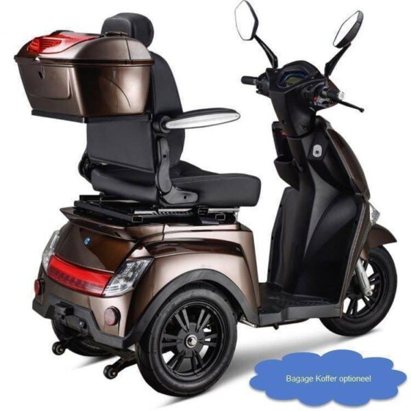 De IVA z1000 Scootmobiel is een zwart-bruine driewielige scootmobiel met een gewatteerde zitting, armleuningen, achteruitkijkspiegels en een bagageruimte achterin. Optioneel is er een wolkvormig Bagage Koffer-label.