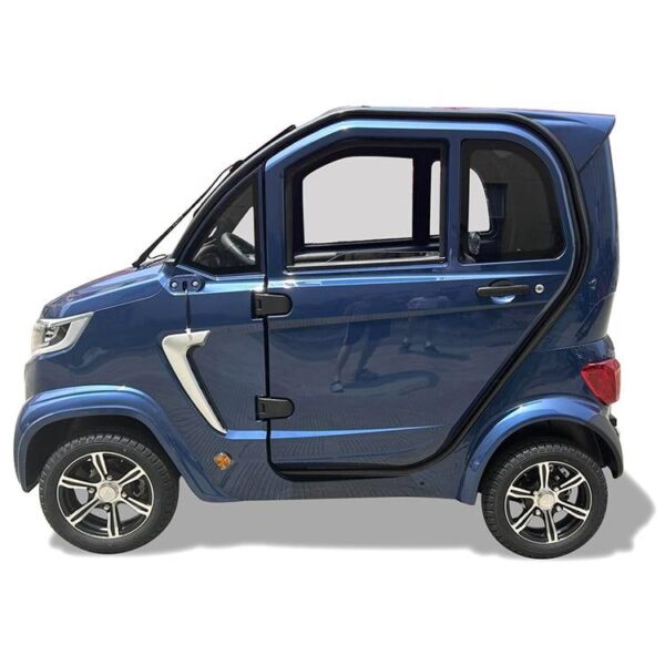 De Killerbee E-Car microcar rijbewijsvrij is een strak blauw compact elektrisch voertuig met twee deuren, kleine wielen en een aerodynamische carrosserie. Gefotografeerd vanaf de zijkant, benadrukt het zijn efficiënte gebruik van ruimte en moderne design.