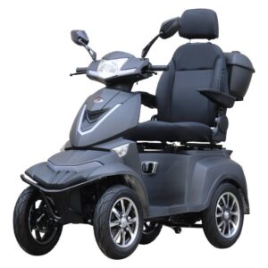 De Killerbee Move SF1000 Scootmobiel is zwart, heeft vier wielen en is voorzien van een luxe, hoog verstelbare, gevoerde zitting met armleuningen, een rugleuning met hoofdsteun, een stuur met spiegels en een opbergvak aan de achterkant.