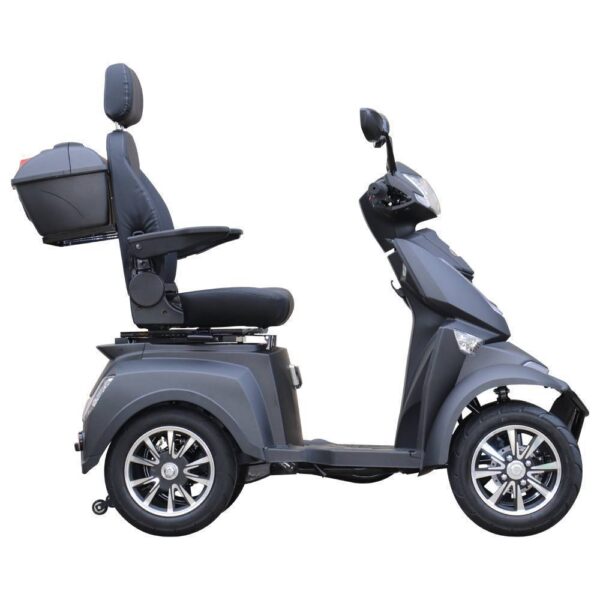 Zijaanzicht van de Killerbee Move SF1000, een strakke, donkergrijze scootmobiel met vier wielen en een modern design, voorzien van een verstelbare, comfortabele luxe stoel met hoofdsteun, opbergvak aan de achterkant en glanzende chromen velgen.