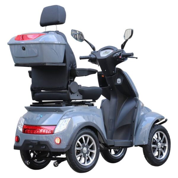 De Killerbee Move SF1000 is een strakke, moderne grijze 4-wiel scootmobiel met een luxe, comfortabele stoel met hoge instelbaarheid, hoofdsteun, opbergruimte achterin en spiegels voor verbeterde mobiliteit en ondersteuning.