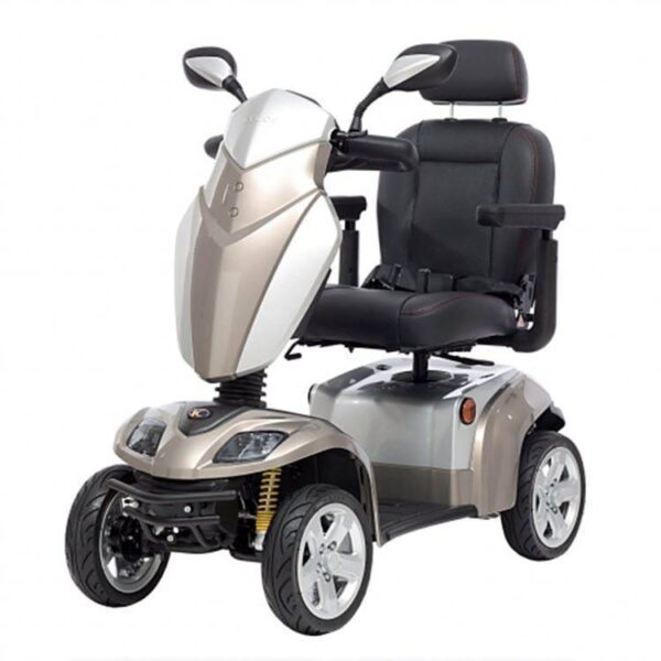 De Scootmobiel Kymco Agility is een beige, vierwielige scootmobiel met een zwarte, gewatteerde zitting, armleuningen en hoofdsteun. Hij heeft grote banden en handgrepen voor verbeterd comfort en toegankelijkheid.