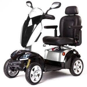 De Scootmobiel Kymco Agility 4-wiel heeft een modern zwart en zilver frame met stevige wielen, een gevoerde zitting met armleuningen, achteruitkijkspiegels en koplampen voor verbeterde functionaliteit.