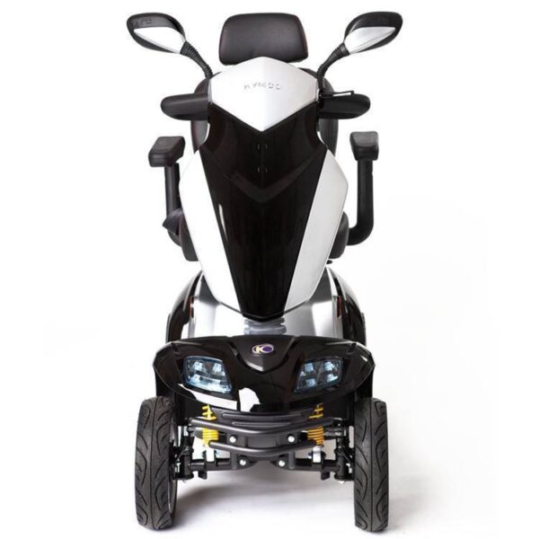 De Scootmobiel Kymco Agility 4-wiel kopen heeft een strak zwart-wit design, met grote koplampen, vier stevige wielen, zijspiegels en armsteunen voor verbeterde mobiliteit en comfort.