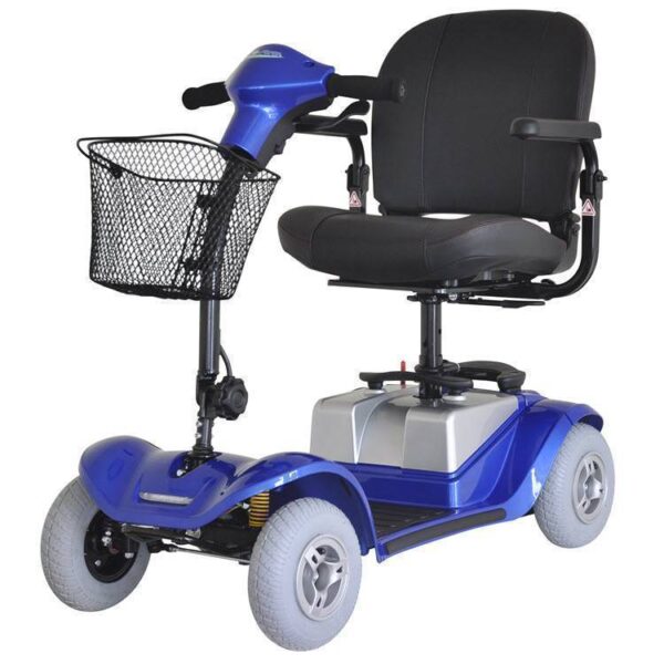 De Kymco MINI LS Comfort 4-wiel Scootmobiel is een blauwe scootmobiel met een zwarte zitting, armleuningen, voorop gemonteerde mand en vier grijze wielen. Ontworpen voor persoonlijk vervoer, is hij uitgerust met een stuur om te sturen.