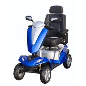 De Kymco Maxer snel tot 19 km/u Scootmobiel is een blauw/zilveren vierwiel scootmobiel met een gevoerde zitting, armleuningen, achteruitkijkspiegels, koplampen en een bedieningspaneel op het stuur.