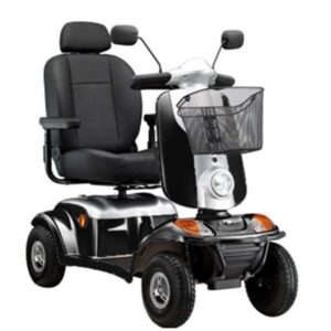 De Kymco Maxi XLS 4-wiel Scootmobiel is een zwart-zilveren scootmobiel met vier wielen, een comfortabel zadel, bedieningselementen op het stuur, achteruitkijkspiegels en een vooropbergmandje, ontworpen voor persoonlijk vervoer en toegankelijkheid.