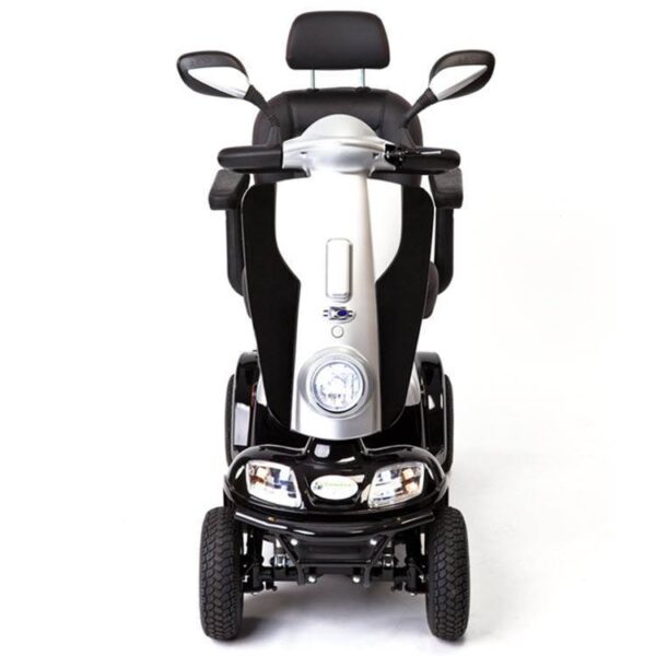 De vooraanzicht van de Scootmobiel Kymco Midi XLS 4-wiel toont het strakke zwart-zilveren design, met een comfortabel zadel met armleuningen en een hoofdsteun, grote achteruitkijkspiegels en heldere koplampen, alles op een witte achtergrond.