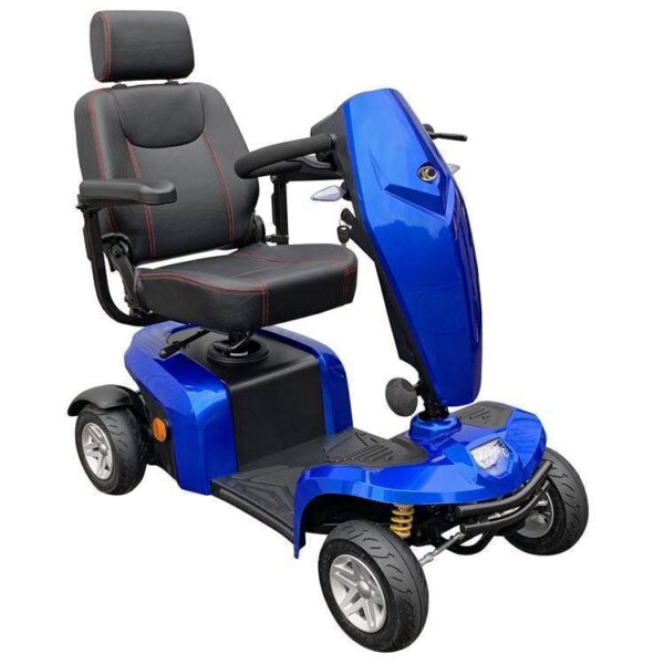 De Scootmobiel Kymco New Super 8 4-wiel is een blauwe vierwiel scootmobiel met een comfortabele zwarte zitting en rugleuning met rode stiksels, een strak design, stuur, voor- en achterlichten en stevige wielen voor eenvoudige wendbaarheid.