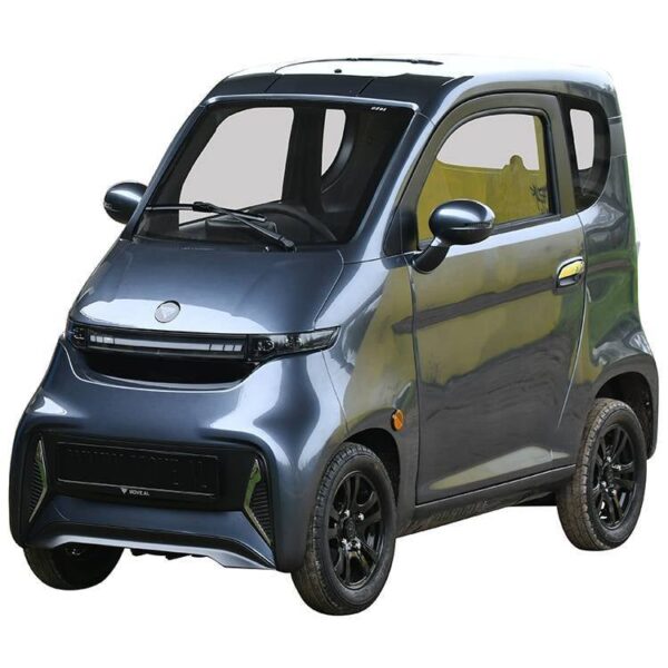 De MOVE E4 scootmobiel is een compacte, moderne elektrische auto met vier wielen. Hij heeft een strak metallic grijs design met getinte ramen, wat hem een futuristische uitstraling geeft. Het voertuig staat geparkeerd op een effen witte achtergrond.