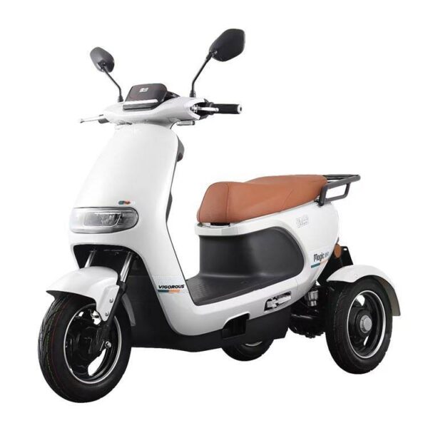 De Move Magic M1 Scootmobiel heeft een strak wit design met een bruine zitting, twee voorwielen en een enkel achterwiel. De moderne features omvatten stuurspiegels en een digitaal display op het dashboard.