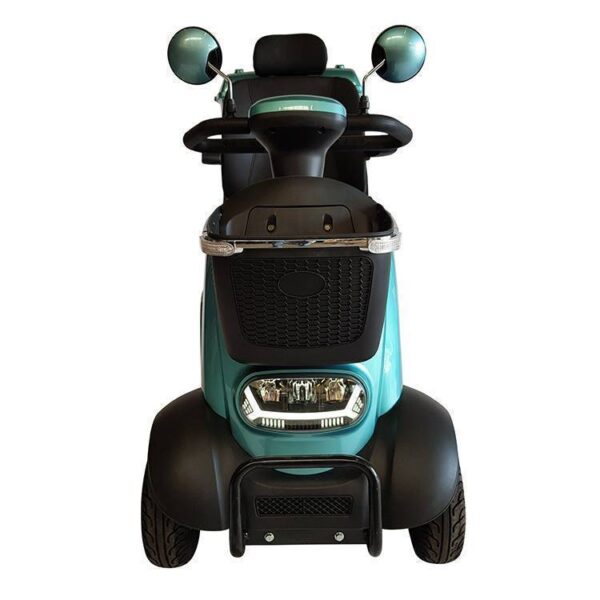 De Move Mini-on - 4 wiel scootmobiel is aan de voorkant uitgevoerd in de kleur teal en is voorzien van zijspiegels, een comfortabel zadel, grote wielen, een koplamp en een frontrooster voor verbeterde mobiliteit en comfort.