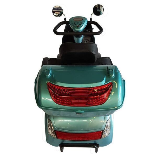 De Move Mini-on - 4 wiel scootmobiel is een turquoise scootmobiel, van achteren gezien voorzien van twee zijspiegels, een gevoerde zitting en rode achterremlichten.