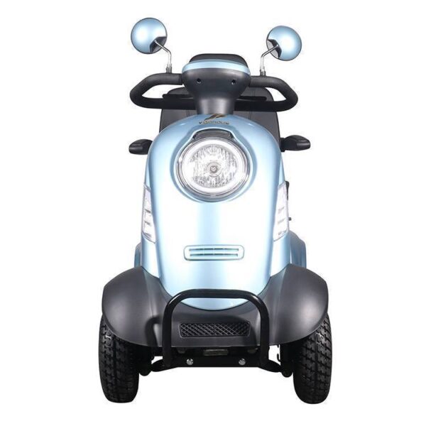 Vooraanzicht van de Move Mini-on - 4 wiel scootmobiel, met een grote koplamp, zijspiegels en mobiliteitsontwerp. Deze lichtblauwe scooter heeft dikke zwarte banden en een beschermende zwarte bumper aan de onderkant.