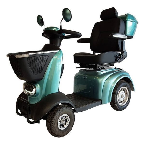 De Move Mini-on - 4 wiel scootmobiel is een blauwgroene scootmobiel met vier wielen, een comfortabele zwarte zitting, armleuningen, achteruitkijkspiegels, een opbergvak achterin en een mandje voorop.