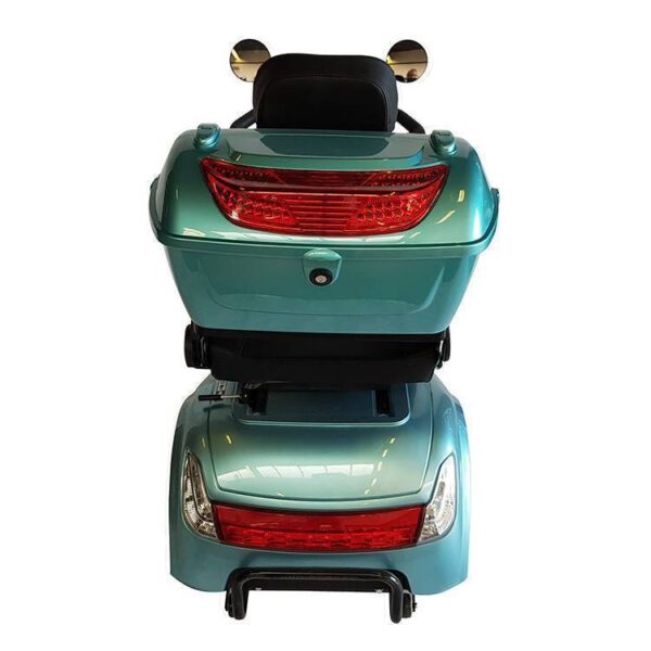 De Move Mini-on - 4 wiel scootmobiel is een blauwgroene scootmobiel met grote rode achterlichten, twee ronde spiegels en een zwarte zitting met hoofdsteun. Door het compacte design is hij ideaal voor persoonlijk vervoer.