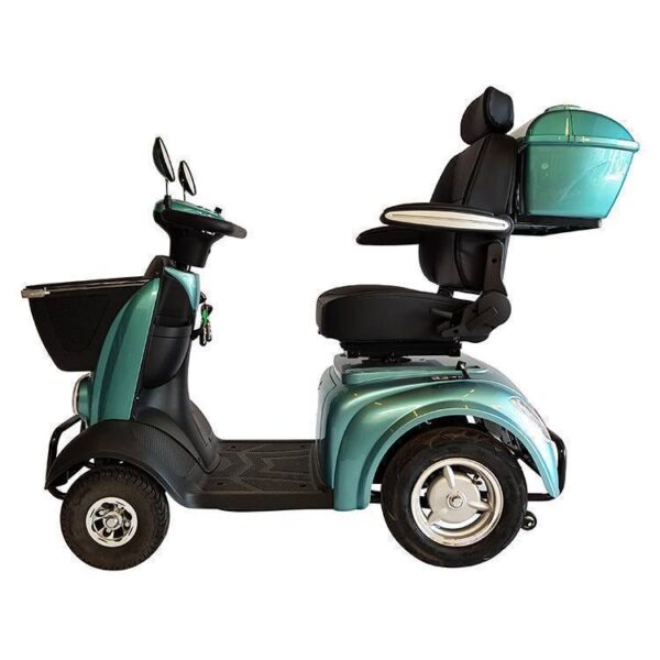 De Move Mini-on - 4 wiel scootmobiel is een blauwgroene vierwielige scootmobiel met een zachte zitting met armleuningen en een hoofdsteun, achteruitkijkspiegels, een mandje voorop en opbergruimte achterin.