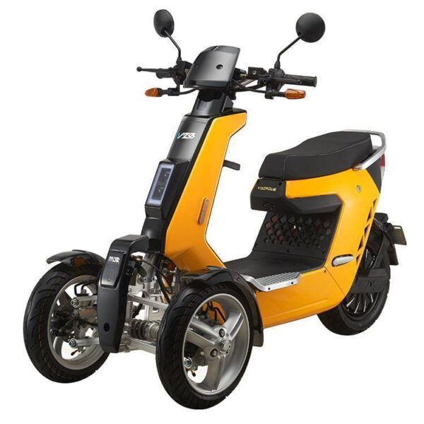 De Move V28 driewieler is een gestroomlijnde, gele driewielige elektrische scooter met een duurzaam frame, grote wielen en een digitaal display. Hij heeft een comfortabele stoel en spiegels, speciaal ontworpen voor woon-werkverkeer in de stad.