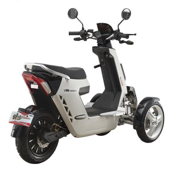 De Move V28 driewieler is een witte moderne driewielige elektrische scooter met strak stuur en spiegels, voorzien van een comfortabele zitting. Het futuristische ontwerp wordt benadrukt door een schuin zij- en achteraanzicht.