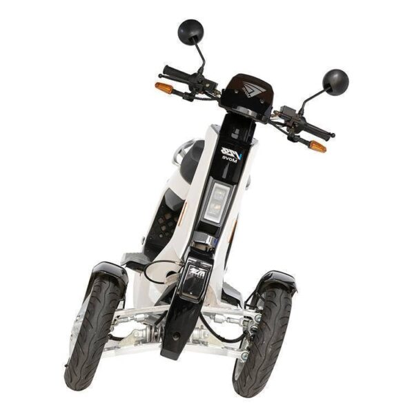 De Move V28 scootmobiel is een witte, driewielige elektrische scooter met een vooraanzicht met stuur voorzien van spiegels en richtingaanwijzers. Het heeft een strak, modern design en bevat een compact LED-display op het dashboard.