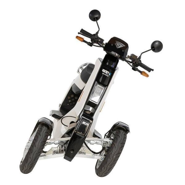 Witte Move V28 scootmobiel met drie wielen en stuur, voorzien van dubbele voorwielen, van voren gezien op een witte achtergrond.