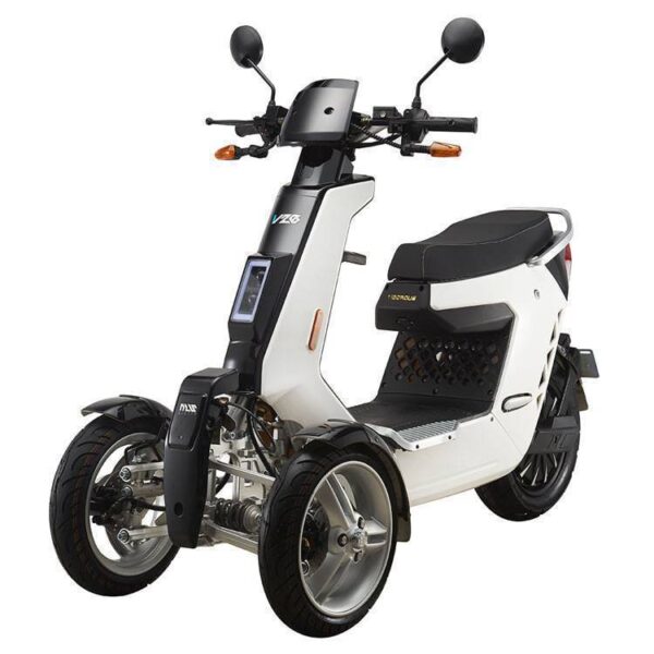 De Move V28 scootmobiel is een strakke, moderne witte elektrische scooter met twee voorwielen, een achterwiel, digitaal display, spiegels en een comfortabele zitting. Het ontwerp beschikt over innovatieve vering en een stevig frame.