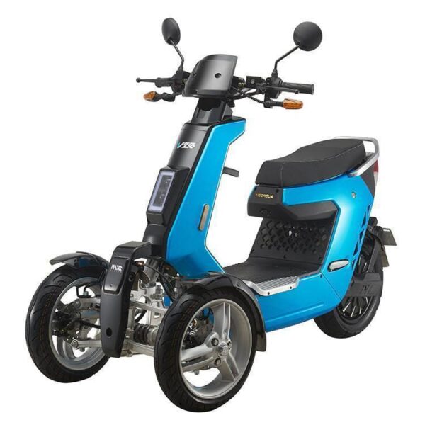 De Move V28 scootmobiel is een strakke, moderne elektrische scooter in felblauw, met twee voorwielen en één achterwiel. Inclusief een digitaal stuurdisplay en een comfortabel zwart zadel.