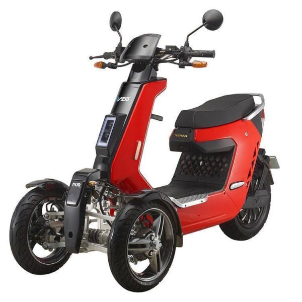 De Move V28 scootmobiel is een rode, driewielige elektrische scooter met een zwarte zitting. Hij heeft een stuur met spiegels, een digitaal display en een strak, modern design. Het grotere achterwiel verbetert de stabiliteit en het comfort voor woon-werkverkeer in de stad.