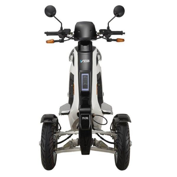 Vooraanzicht van de Move V28 scootmobiel, een moderne elektrische driewielscooter met een strak design, twee grote achteruitkijkspiegels, centraal LED-display, witte en zwarte kleuren, brede banden en oranje remhendels.