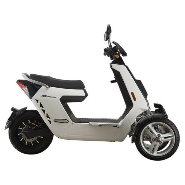 Zijaanzicht van de Move V28 scootmobiel, een moderne witte elektrische driewielscooter met zwarte zitting en stuur, met een strak futuristisch design en zichtbare voorwielophanging.